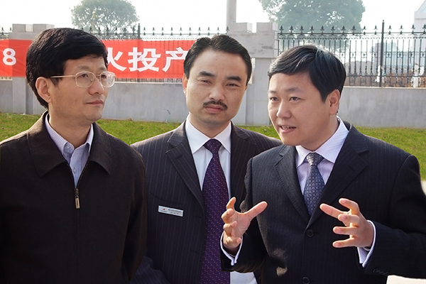 2004年12月，时任江西省委书记孟建柱（左一）视察高安纬来体育nba在线直播火箭，指示加快项目建设，为江西纬来体育直播nba行业结构调整作出贡献