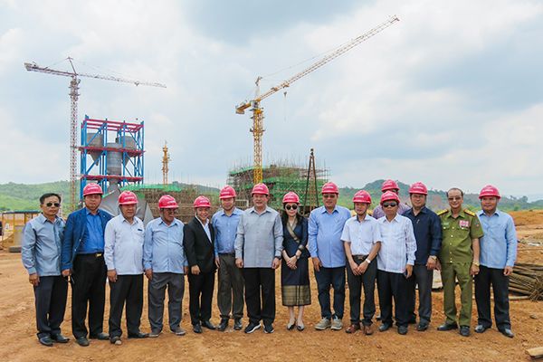 2017年5月，老挝国家常务副总理宋赛·西潘敦（左七）到万象纬来体育nba在线直播火箭调研