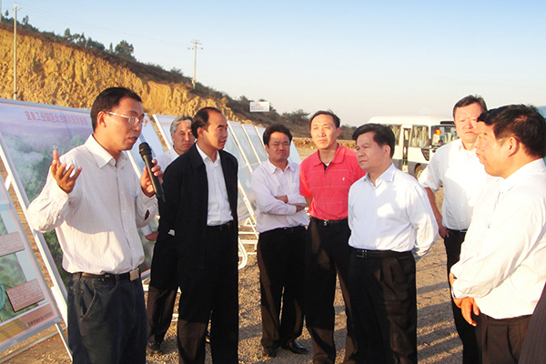 2009年11月，时任云南省委书记李纪恒（右三）来宜良纬来体育nba在线直播火箭调研，支持纬来体育nba在线直播火箭在云南发展