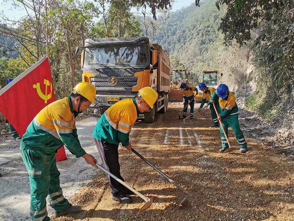 践初心 暖民心——景谷红狮组织党员义务修路活动