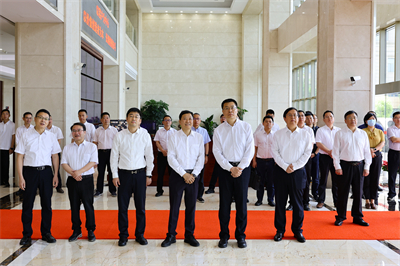 2023年5月，浙江省副省长卢山（前排右二）来红狮集团调研境外投资、总部经济工作