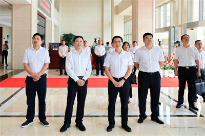 2022年8月，兰溪市委书记戴翀(左三)来红狮集团调研