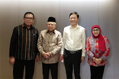 2023年9月，印尼副总统马鲁夫（左二）在上海会见集团董事长章小华，支持红狮在印尼投资建设水泥、新能源项目